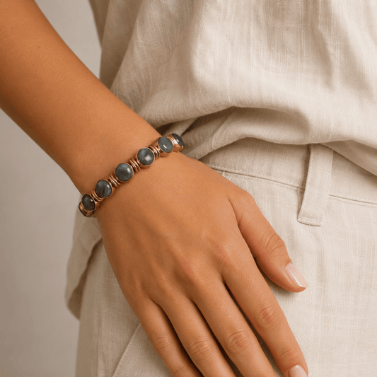 Naarya Jewels Mystic glow Labradorite Cuff ✨
“Limited Edition” (Anti Tarnish)