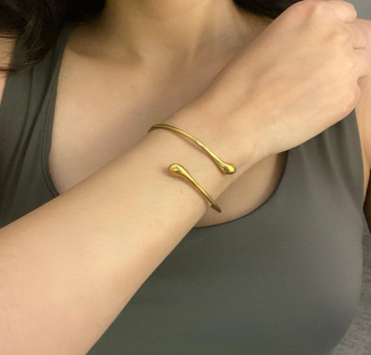 Naarya Jewels Dew Drop Curve Brass Bangle (Anti Tarnish)