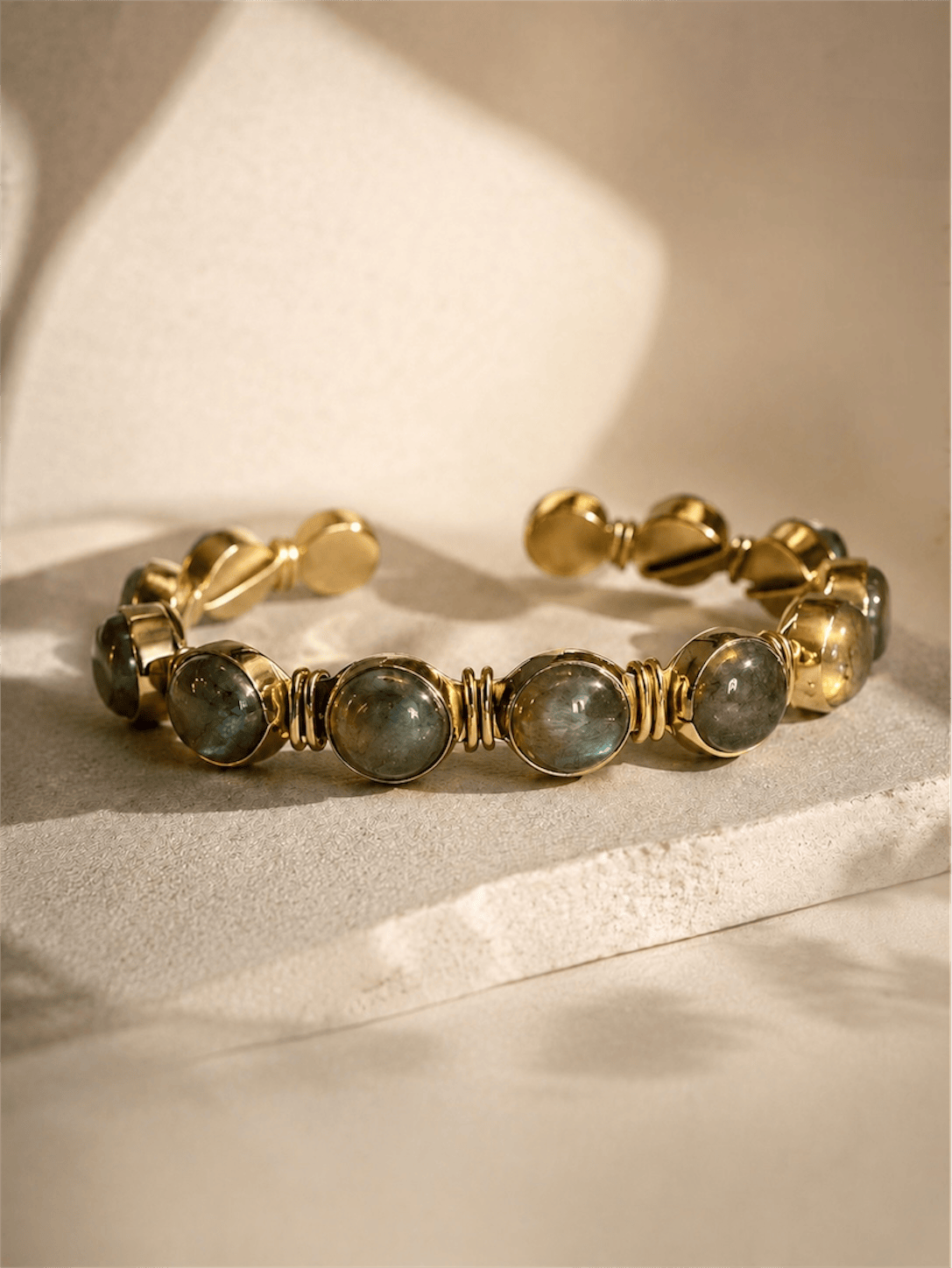 Naarya Jewels Mystic glow Labradorite Cuff ✨
“Limited Edition” (Anti Tarnish)
