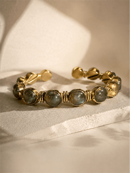 Naarya Jewels Mystic glow Labradorite Cuff ✨
“Limited Edition” (Anti Tarnish)