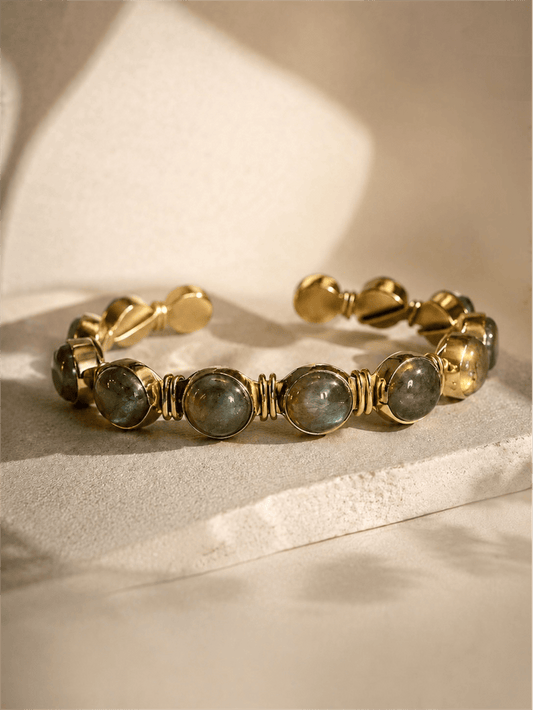 Naarya Jewels Mystic glow Labradorite Cuff ✨
“Limited Edition” (Anti Tarnish)