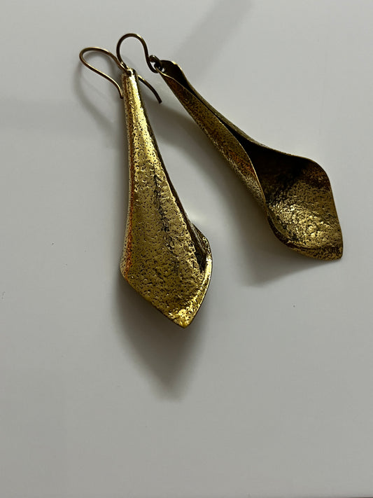 Curved leaf Brass Earring (Anti Tarnish)