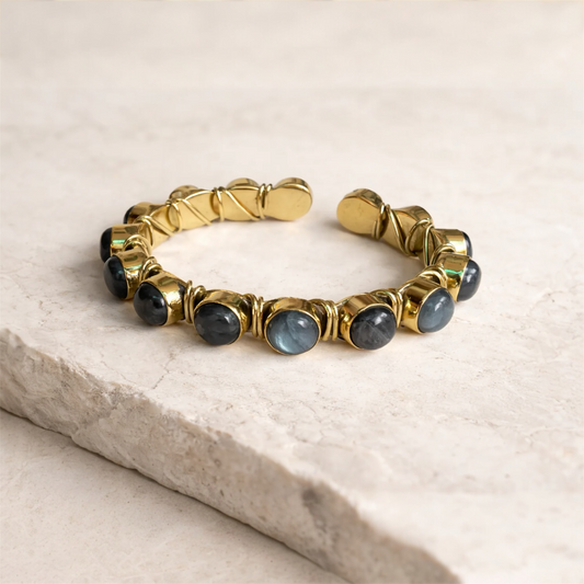 Mystic Glow Labradorite Cuff ✨
“Limited Edition” (Anti Tarnish)