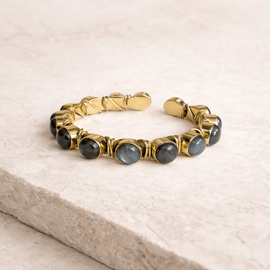 Naarya Jewels Mystic glow Labradorite Cuff ✨
“Limited Edition” (Anti Tarnish)