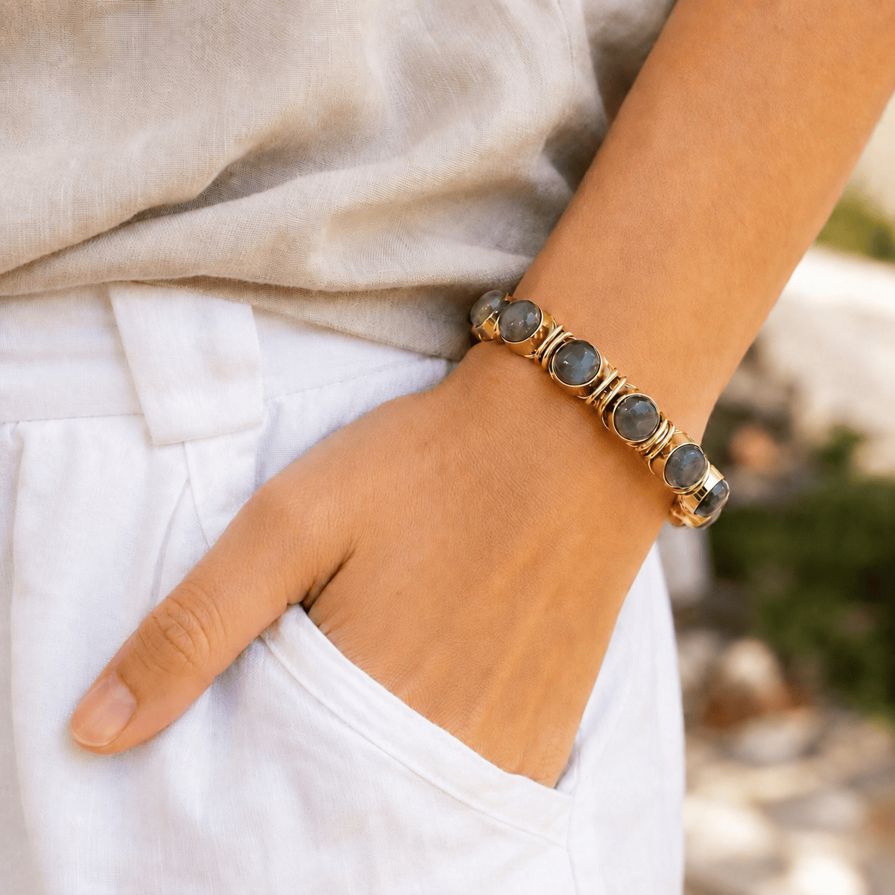 Naarya Jewels Mystic glow Labradorite Cuff ✨
“Limited Edition” (Anti Tarnish)