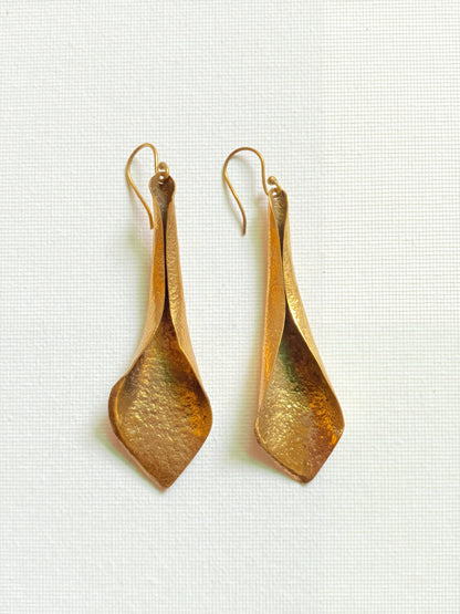 Curved leaf Brass Earring (Anti Tarnish)